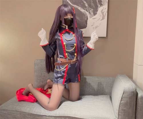 兮兮  被反制的cos女郎🦊