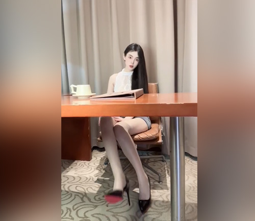 奈奈  黑丝高跟御姐的诱惑